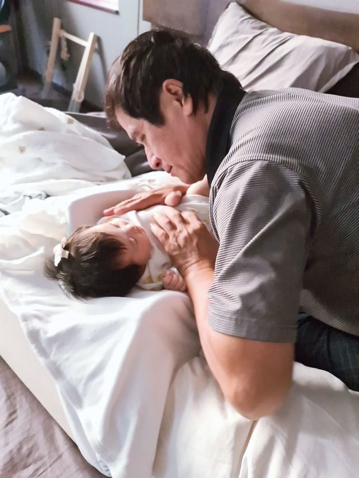 Khoe ảnh bố ruột chăm cháu, Đông Nhi nhắn nhủ làm Trấn Thành bật khóc