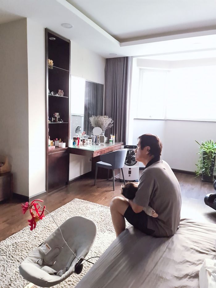 Khoe ảnh bố ruột chăm cháu, Đông Nhi nhắn nhủ làm Trấn Thành bật khóc