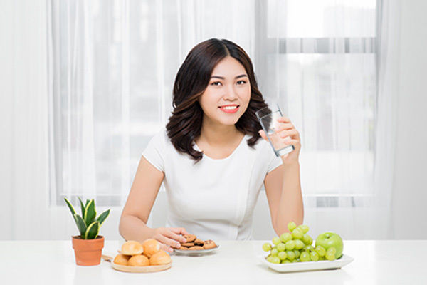 Vì sao không nên uống nước khi ăn?