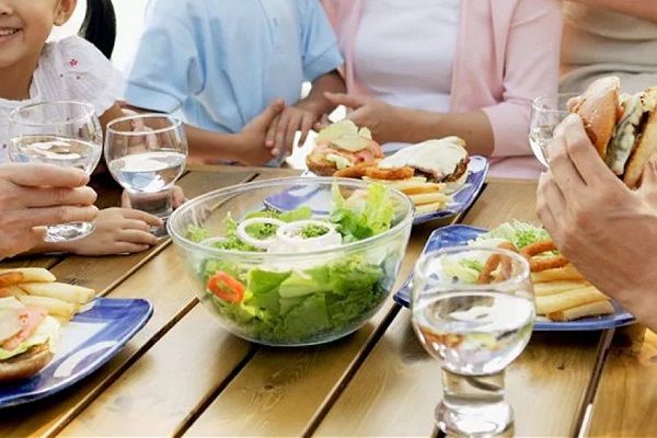 Vì sao không nên uống nước khi ăn?