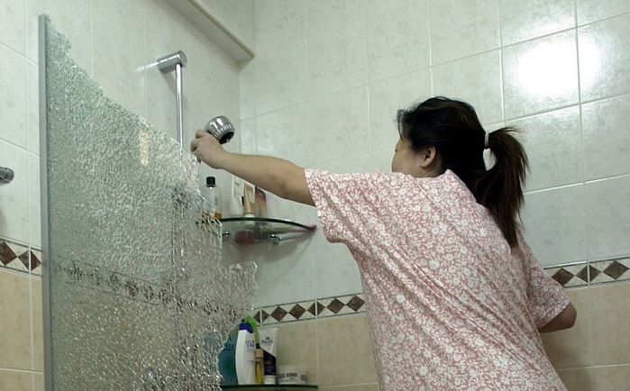 Nguyên nhân kính cường lực trong nhà tắm phát nổ