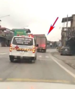 Mặc xe cứu thương hú còi, xe tải quyết không nhường gần 8km đường
