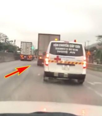 Mặc xe cứu thương hú còi, xe tải quyết không nhường gần 8km đường