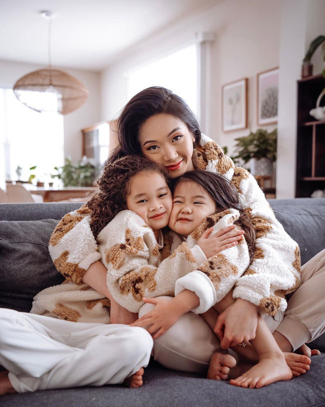 Michelle Nhu nổi tiếng nhờ chụp ảnh cùng 2 con gái xinh xắn