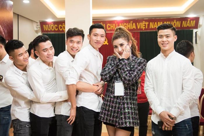 Mỹ nhân Việt chung khung hình với cầu thủ