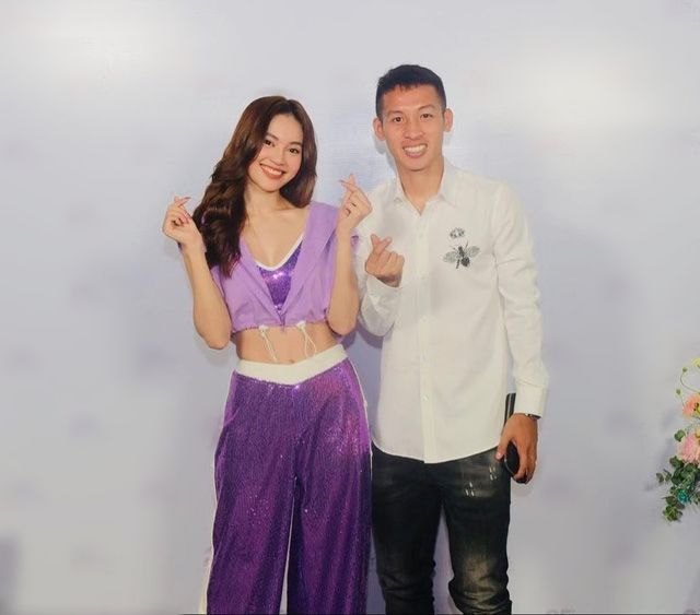Mỹ nhân Việt chung khung hình với cầu thủ