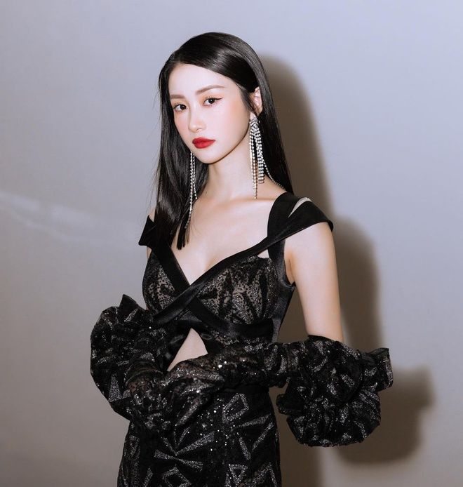 Những mỹ nhân Việt mê mệt trang phục cắt xẻ