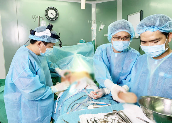 Người phụ bị biến chứng nâng ngực vì băng gạc để quên