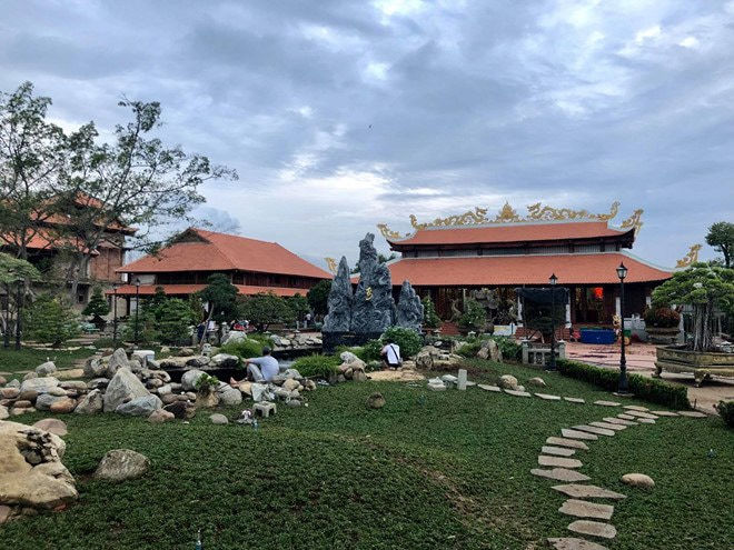 Nghệ sĩ Hoài Linh khoe vườn nhà thờ Tổ, có cây trả 7 tỷ không bán