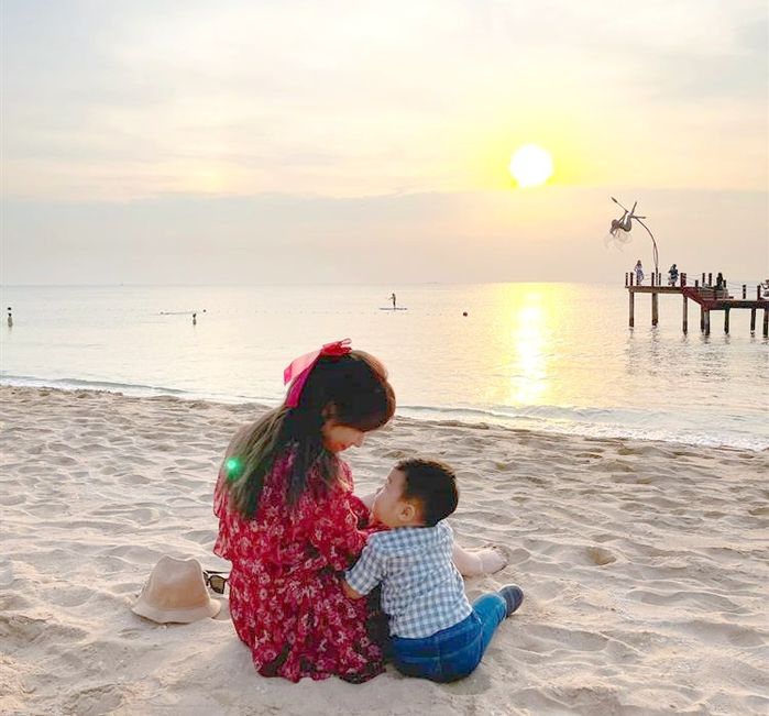 Nghệ sĩ không công khai mặt con