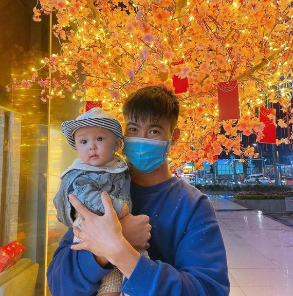 Hình ảnh con trai 6 tháng tuổi của cầu thủ Đỗ Duy Mạnh và Quỳnh Anh