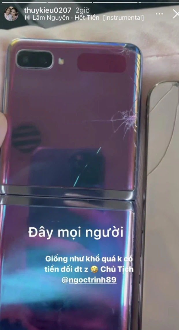 Ngọc Trinh giải đáp lý do không đổi điện thoại bể nát dù giàu nứt vách