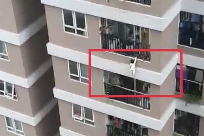 Người đàn ông hạnh phúc khi cứu bé gái rơi từ tầng 12
