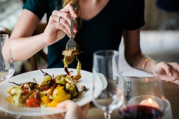 Người đàn ông 68 tuổi bị vỡ thực quản hở 5cm vì ăn quá no