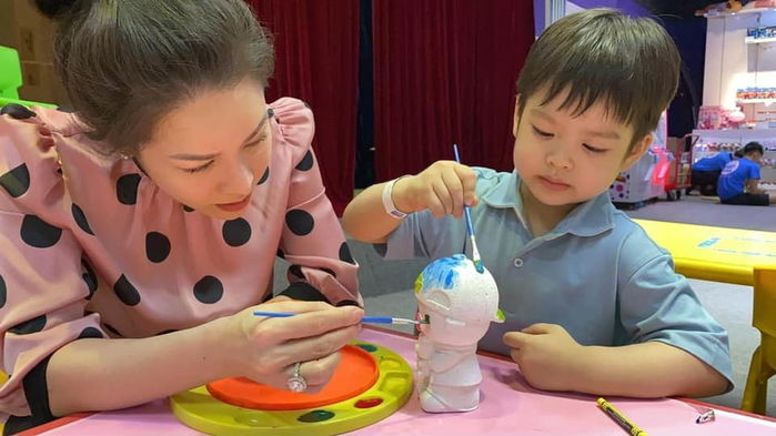 Nhật Kim Anh đưa con trai đi mua sắm sau 2 năm xa cách