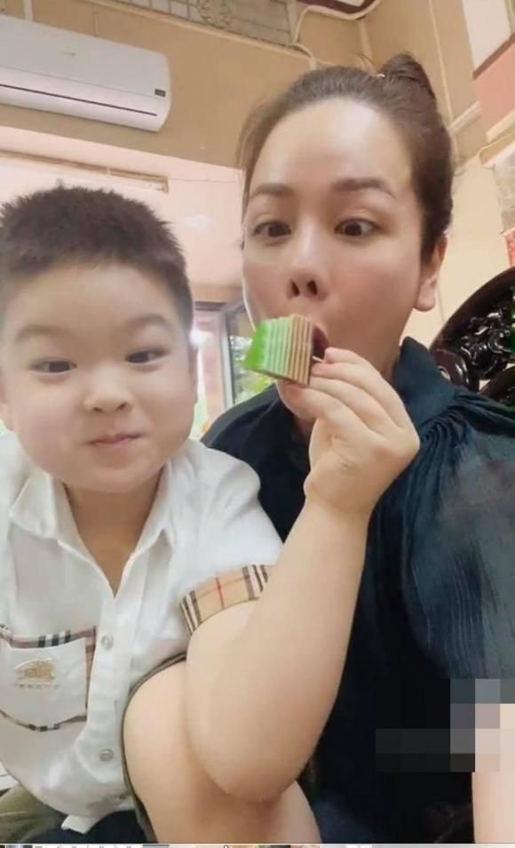 Khoảnh khắc Nhật Kim Anh và con trai đoàn tụ