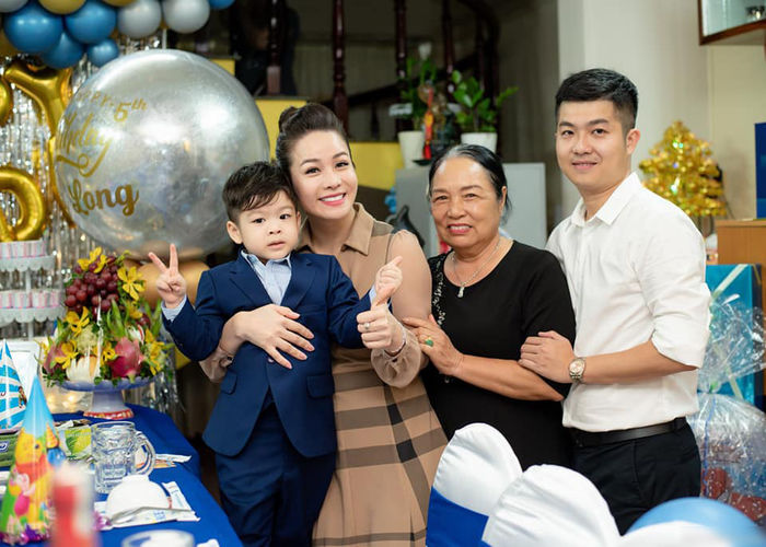 Khoảnh khắc Nhật Kim Anh và con trai đoàn tụ