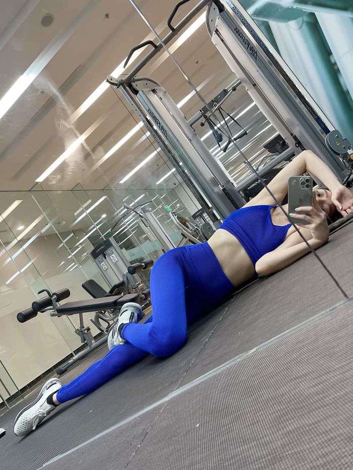 Cách tạo dáng của Lệ Quyên trong phòng tập gym