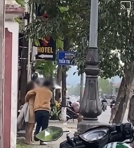Cô gái ngất xỉu trước cửa nhà nghỉ vì cãi nhau với bạn trai