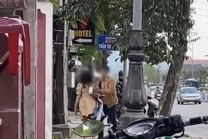 Cô gái ngất xỉu trước cửa nhà nghỉ vì cãi nhau với bạn trai