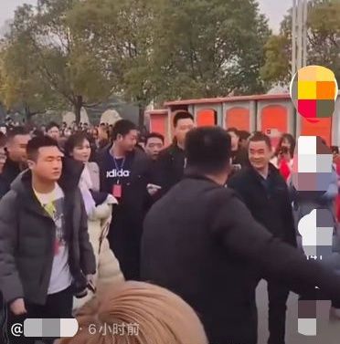 Sao Hoa ngữ bị chê lố bịch vì xuất hiện với nhiều vệ sĩ