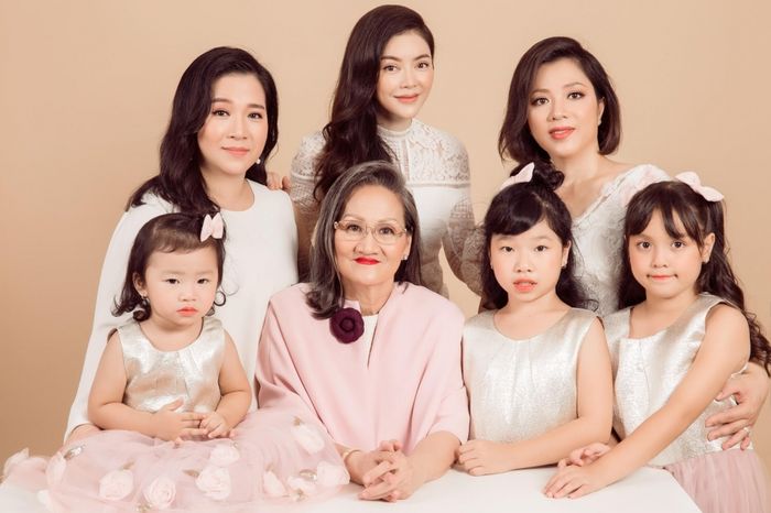 Sao Việt khoe ảnh 3 thế hệ