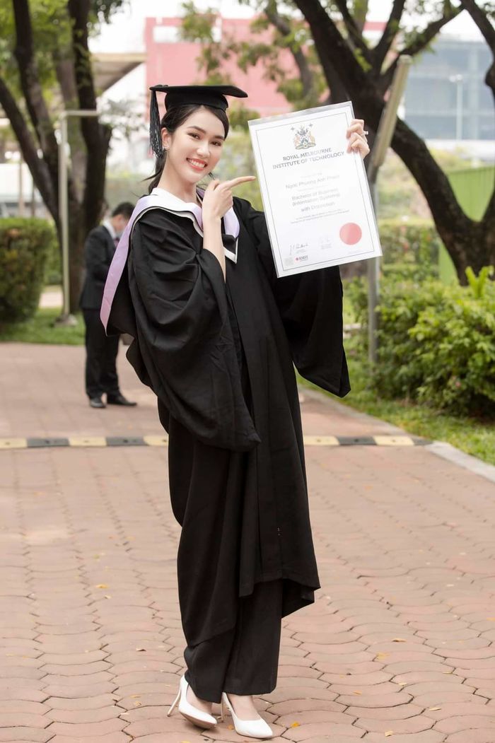 Sao Việt tốt nghiệp thủ khoa