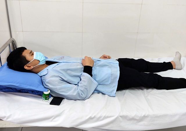 Thanh niên ăn trứng kiến toàn thân nổi mẩn, mắt sưng nề