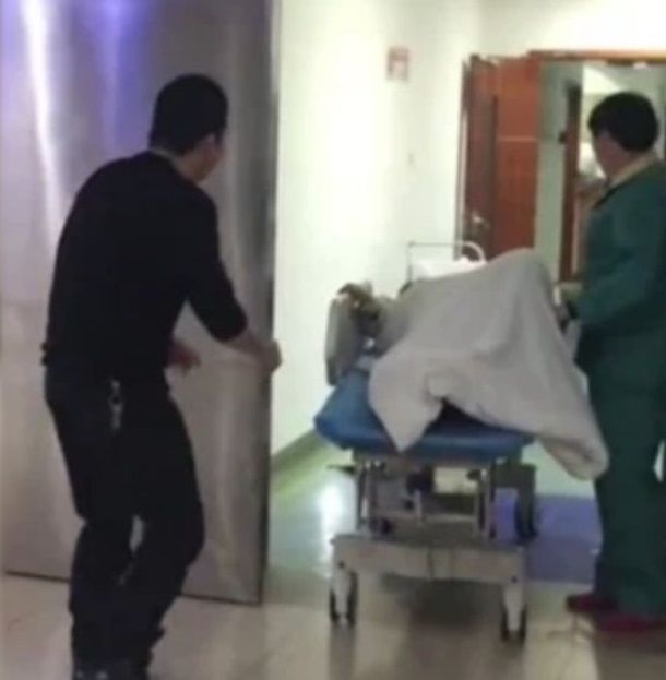 Chồng không dám kí giấy khi vợ sinh khó vì sợ mẹ