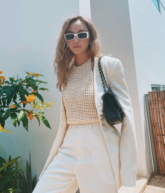 Style sao Việt tuần qua: Ngọc Trinh quên nội y, Amee khoe vai 90 độ