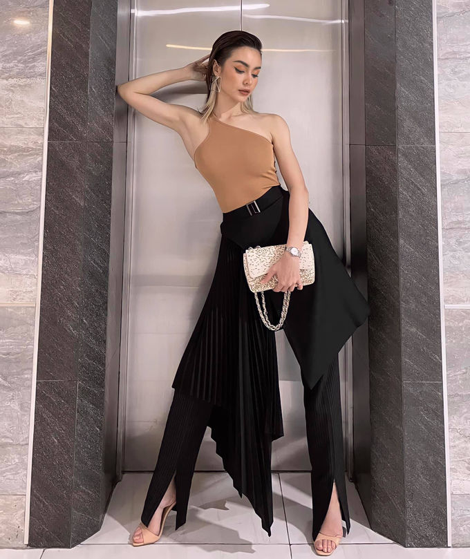 Style sao Việt tuần qua: Lệ Quyên khoe đường cong cực nuột tuổi 40