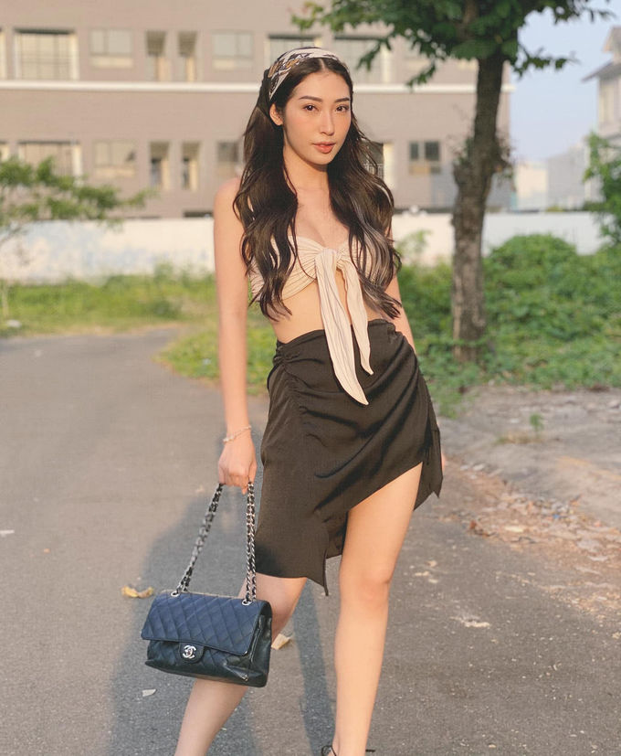 Style sao Việt tuần qua: Ngọc Trinh quên nội y, Amee khoe vai 90 độ