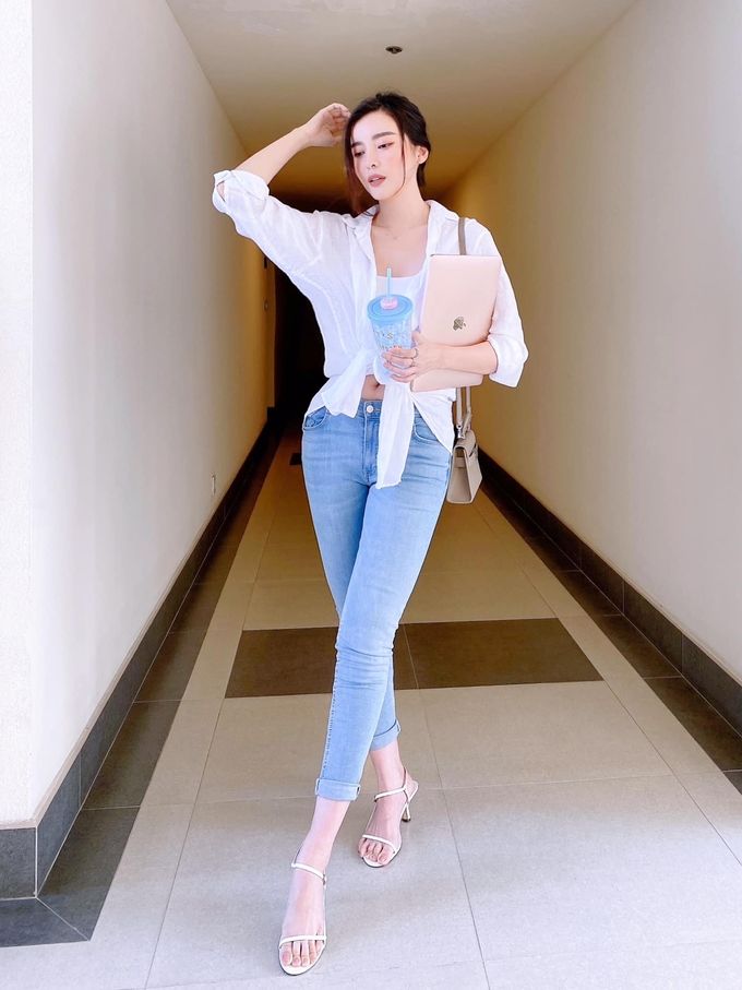Style sao Việt tuần qua: Ngọc Trinh quên nội y, Amee khoe vai 90 độ