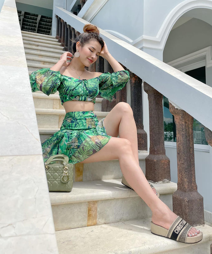 Style sao Việt tuần qua: Ngọc Trinh quên nội y, Amee khoe vai 90 độ