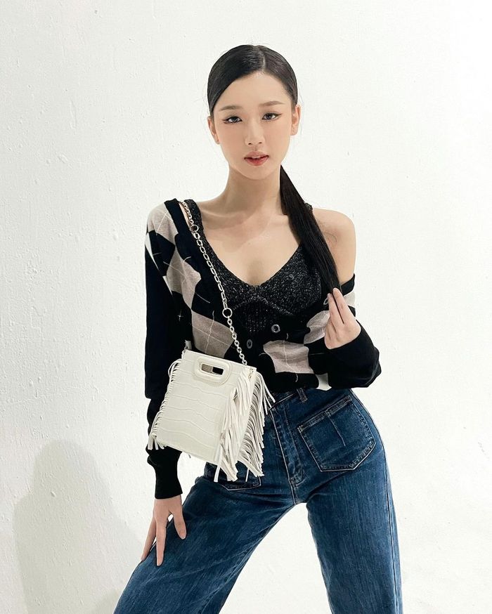 Style sao Việt tuần qua: Ngọc Trinh quên nội y, Amee khoe vai 90 độ