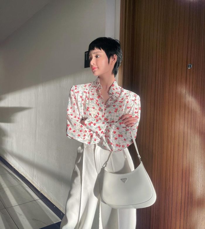 Style sao Việt tuần qua: Ngọc Trinh quên nội y, Amee khoe vai 90 độ