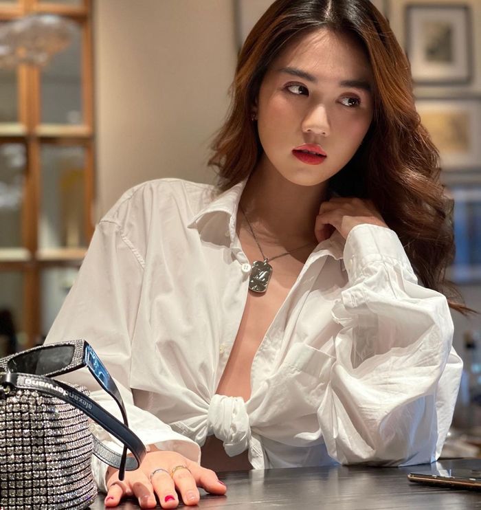 Style sao Việt tuần qua: Ngọc Trinh quên nội y, Amee khoe vai 90 độ