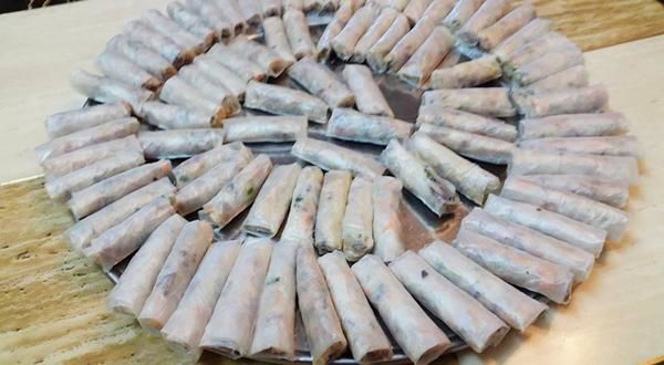Mẹ cuốn trăm nem gửi lên cho con gái vì thèm