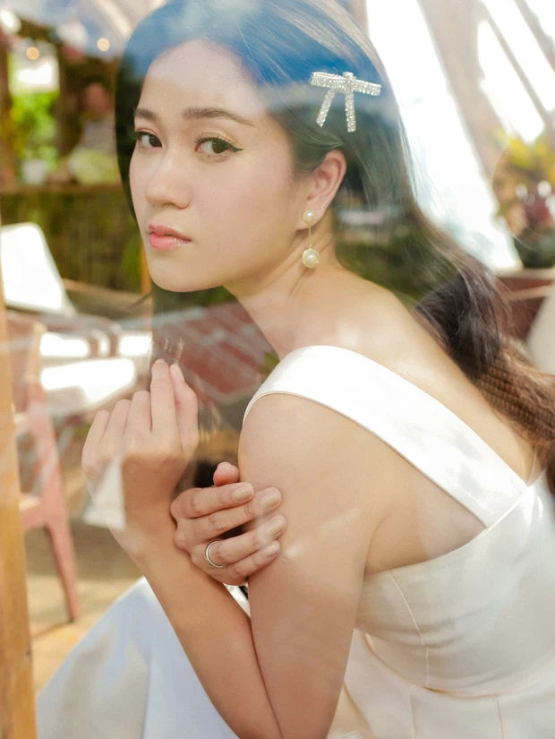 Bộ ảnh Lâm Vỹ Dạ khoe sắc bên vườn hoa