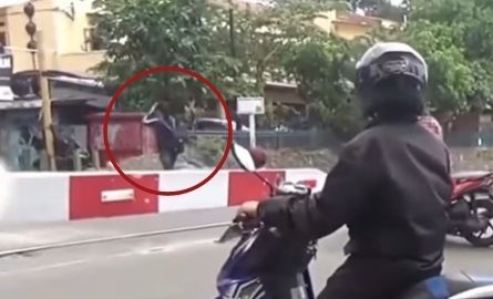 Cô gái suýt gãy cổ vì bạn trai cố lao qua thanh chắn tàu hỏa