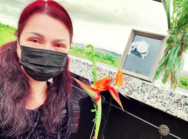 Thúy Nga mang heo vàng và hoa fan nhờ gửi tặng vợ Chí Tài