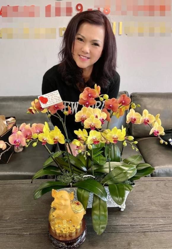 Thúy Nga mang heo vàng và hoa fan nhờ gửi tặng vợ Chí Tài