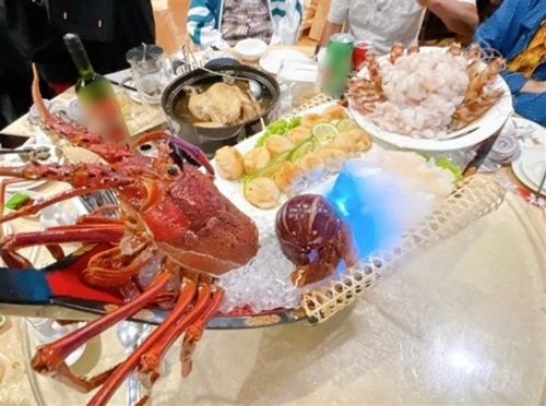 Tiệc cưới toàn cua hoàng đế, bào ngư, ăn từ 11h - 3 giờ mới tan tiệc