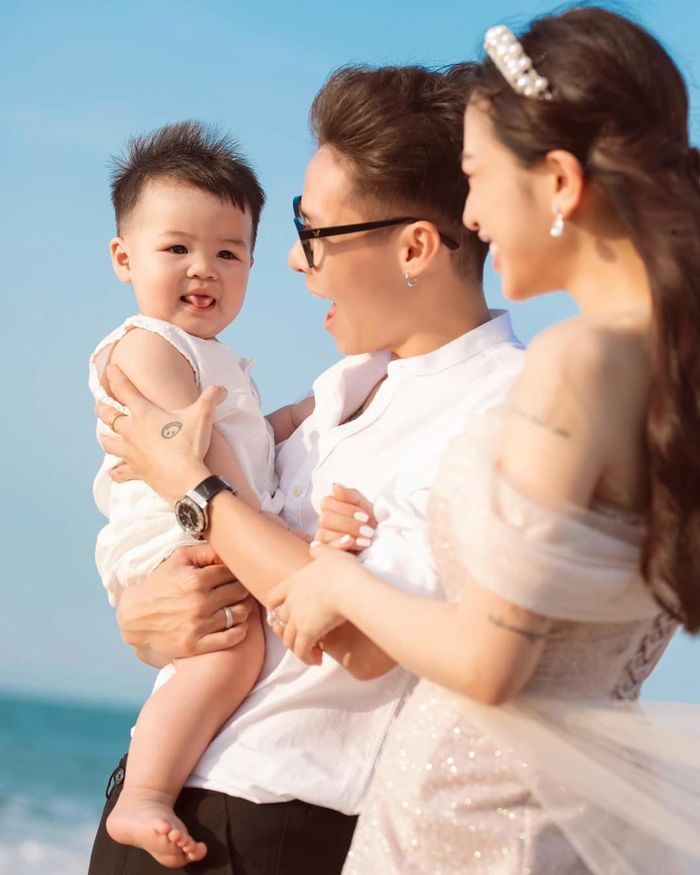 Tiệc thôi nôi hoành tráng của cháu ngoại Minh Nhựa