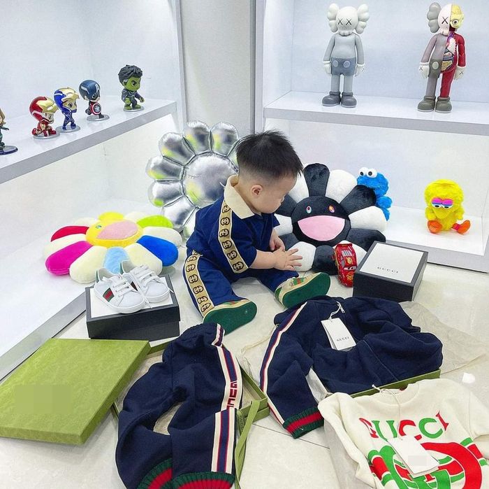 Tiệc thôi nôi hoành tráng của cháu ngoại Minh Nhựa
