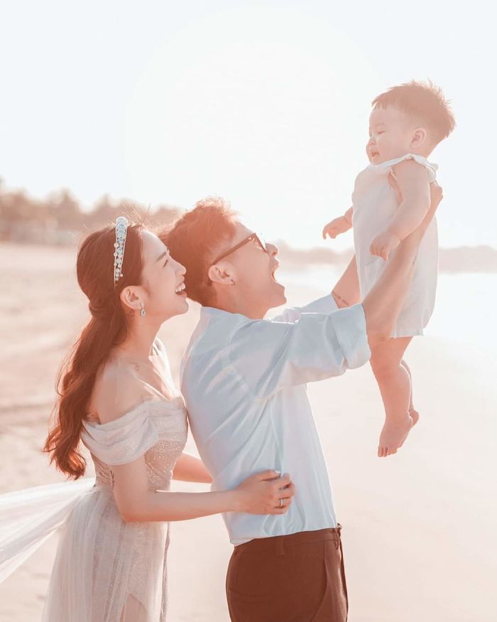 Tiệc thôi nôi hoành tráng của cháu ngoại Minh Nhựa