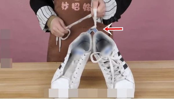 Tiết lộ công dụng của mẩu dây nhỏ phía sau các đôi giày thể thao