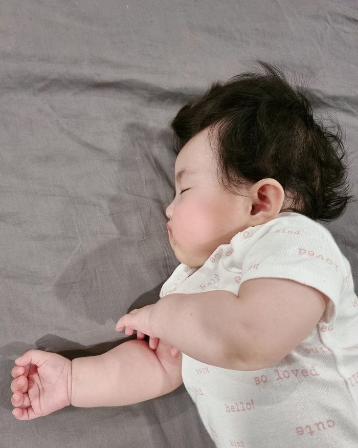 Hình ảnh con gái Đông Nhi - Ông Cao Thắng lúc ngủ