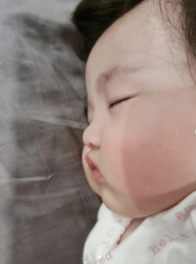 Hình ảnh con gái Đông Nhi - Ông Cao Thắng lúc ngủ
