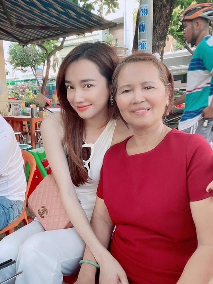 Trường Giang chụp ảnh cùng Nhã Phương và hội chị em vợ